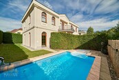 Pronájem luxusní vily 5+1/T (243 m2), pozemek 484 m2, bazén, dvojgaráž, Praha 6 - Nebušice, cena 110000 CZK / objekt / měsíc, nabízí 